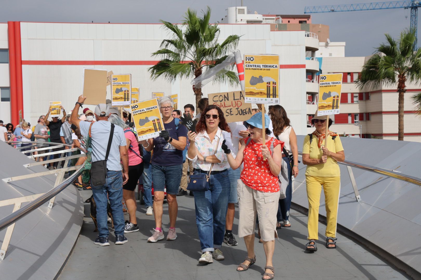 Las imágenes de la protesta contra la planta de gas en el Puerto de Las Palmas