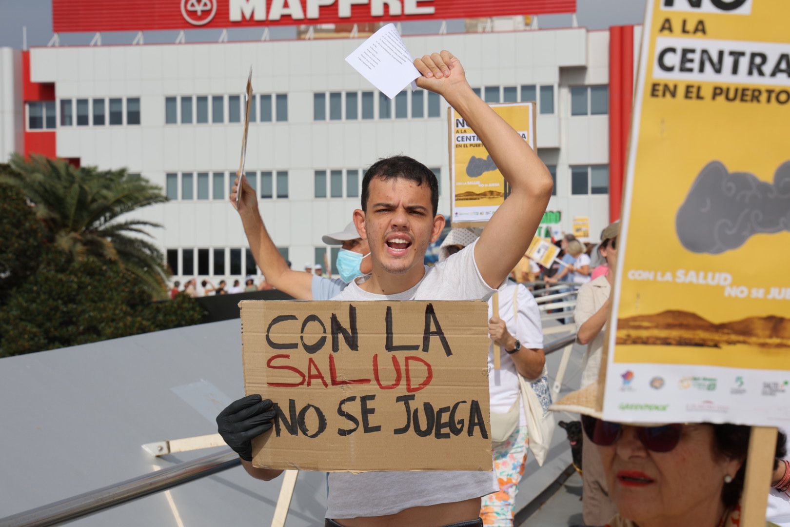 Las imágenes de la protesta contra la planta de gas en el Puerto de Las Palmas