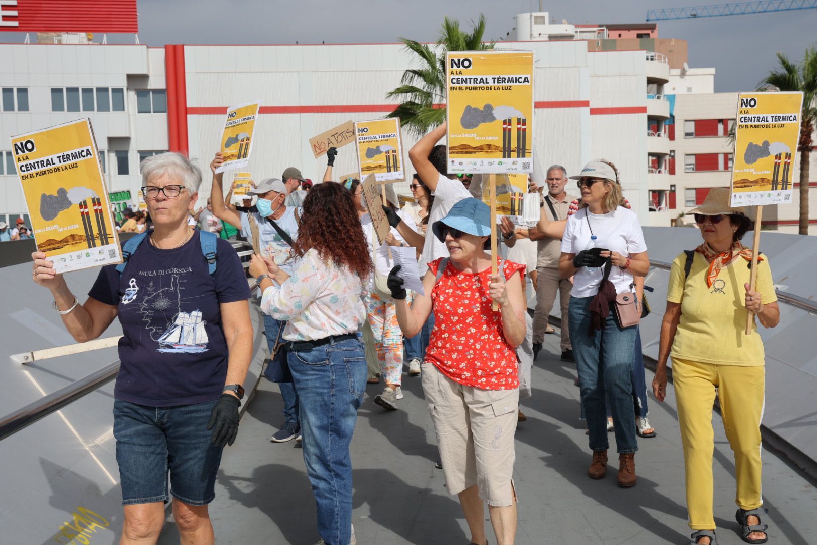 Las imágenes de la protesta contra la planta de gas en el Puerto de Las Palmas