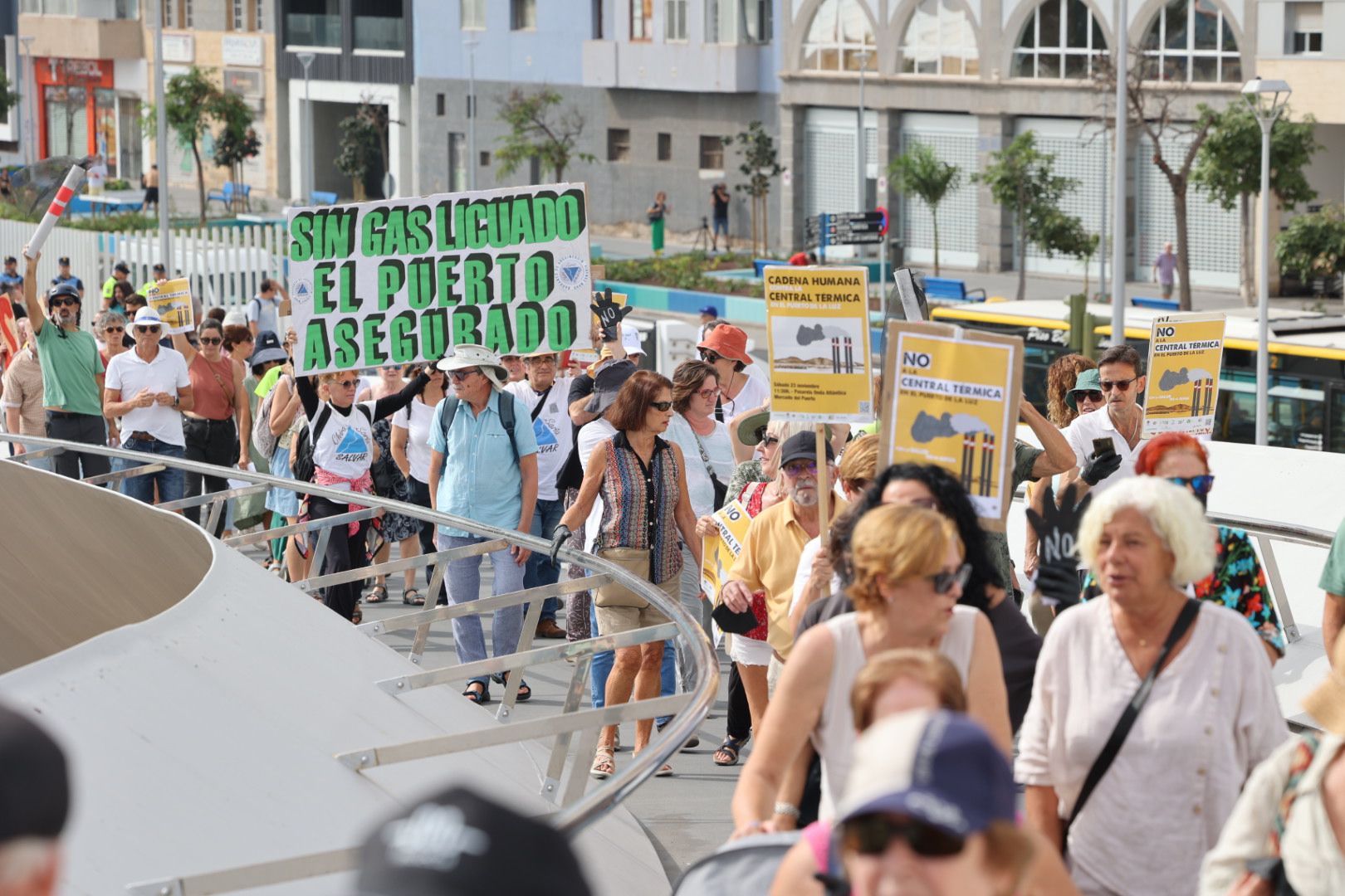 Las imágenes de la protesta contra la planta de gas en el Puerto de Las Palmas