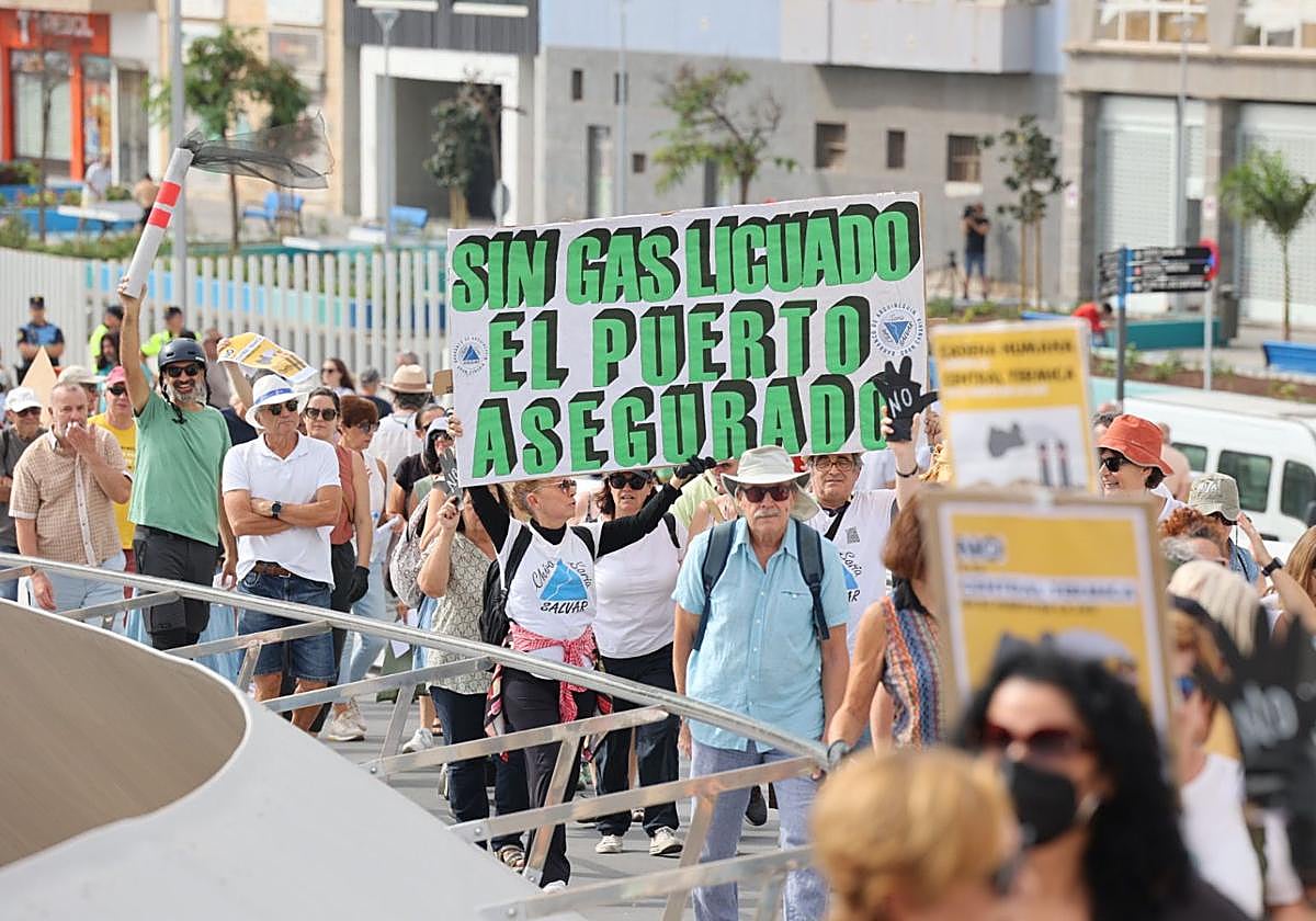 Las imágenes de la protesta contra la planta de gas en el Puerto de Las Palmas