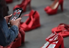 'Zapatos rojos', una instalación artística contra la violencia machista en Ciudad de México.