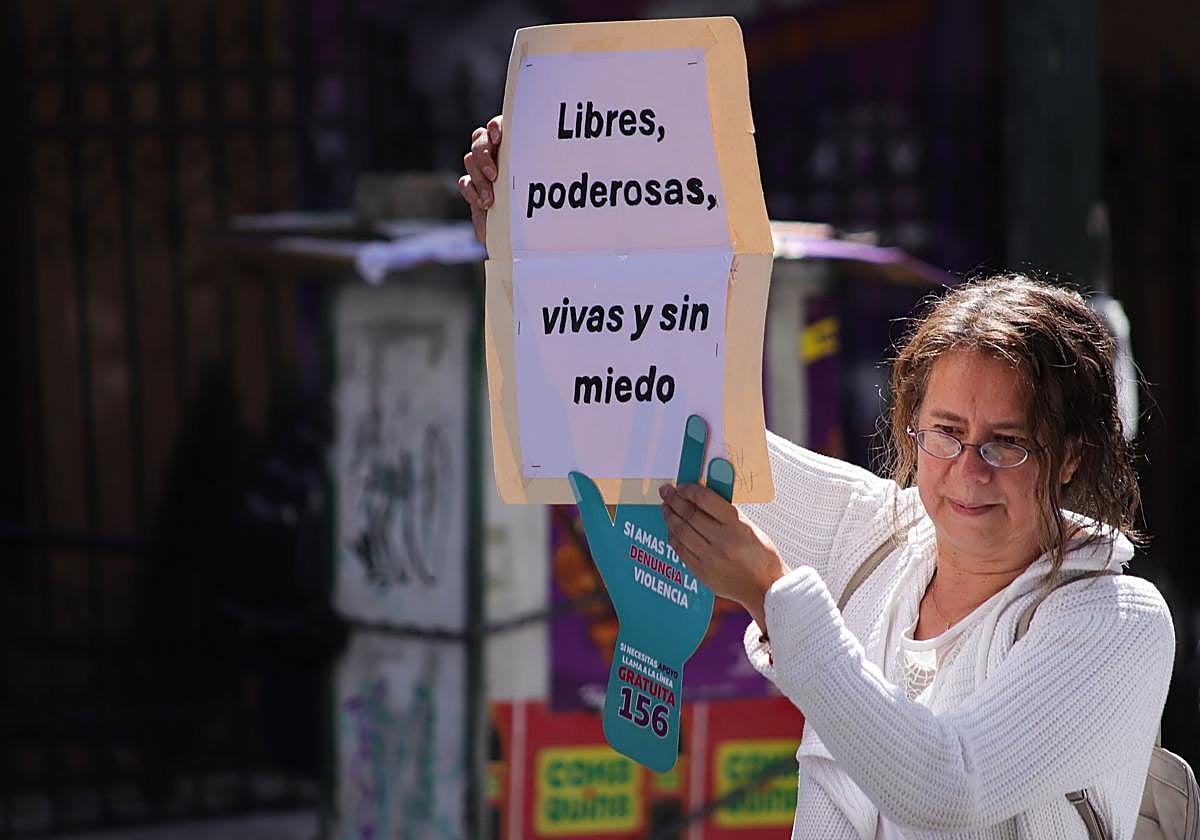 Una manifestante contra la violencia machista en Bolivia.