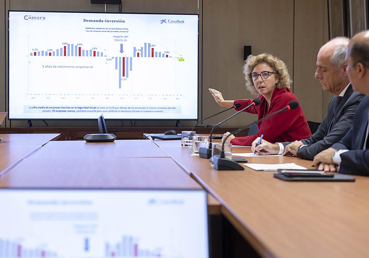 -El presidente de la Cámara de Comercio de Santa Cruz de Tenerife, Santiago Sesé (c), el director territorial de CaixaBank, Manuel Afonso (d), y la directora general de la Cámara, Lola Pérez (i), durante la presentación del Boletín de Coyuntura Económica de Canarias correspondiente al tercer trimestre del año.