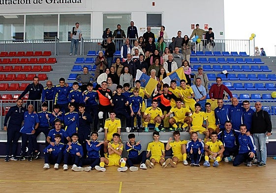 Foto de los dos conjuntos, nada más certificar el pase de ambos, junto a la afición canaria desplazada a Granada.