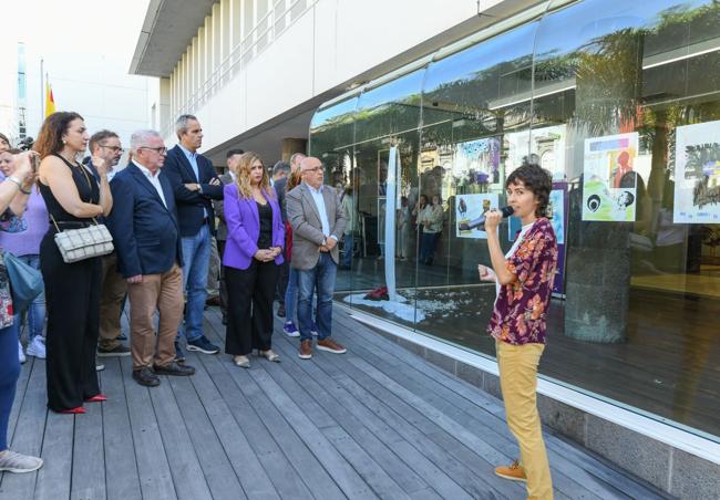 La fachada de la Casa Palacio acoge una exposición sobre la violencia machista.