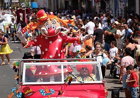 Chanita, la mascota del festival de payasos, en el pasacalle del sábado.