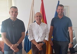 Representantes de la Policía Portuaria, con Pedro Viera (centro).