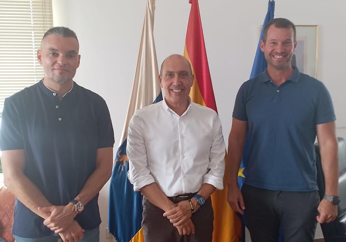 Representantes de la Policía Portuaria, con Pedro Viera (centro).