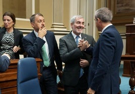 Fernando Clavijo y Manuel Domínguez se saludan ante la mirada de Bermúdez (CC).