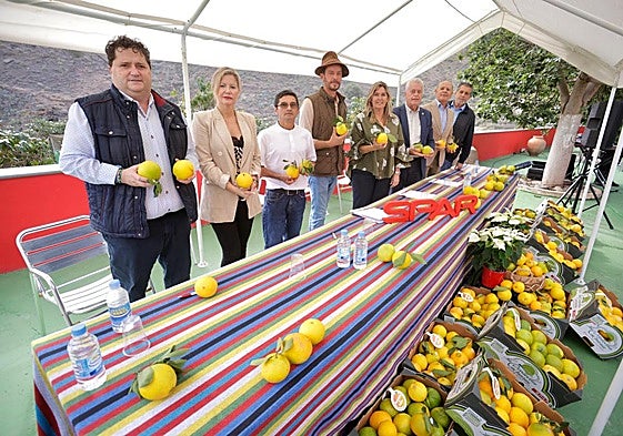 Imagen de representantes del Spar Gran Canaria y los citricultores del municipio de Telde.