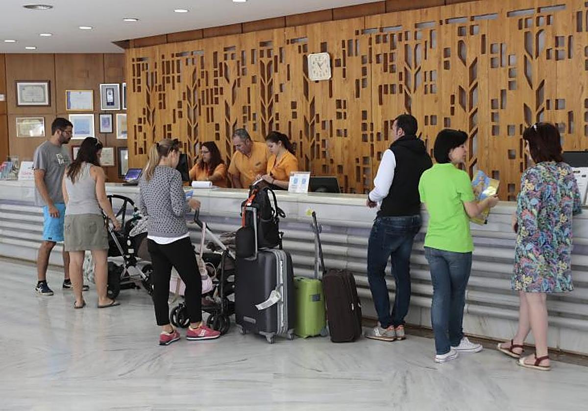 Registro de turistas en un hotel en Costa Teguise.