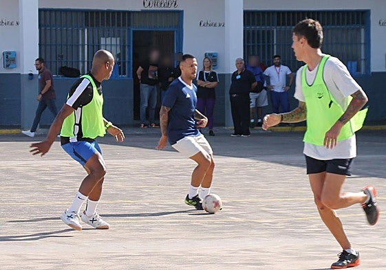 Viera, durante el partidillo en el que tomó parte con los internos de la cárcel capitalina.