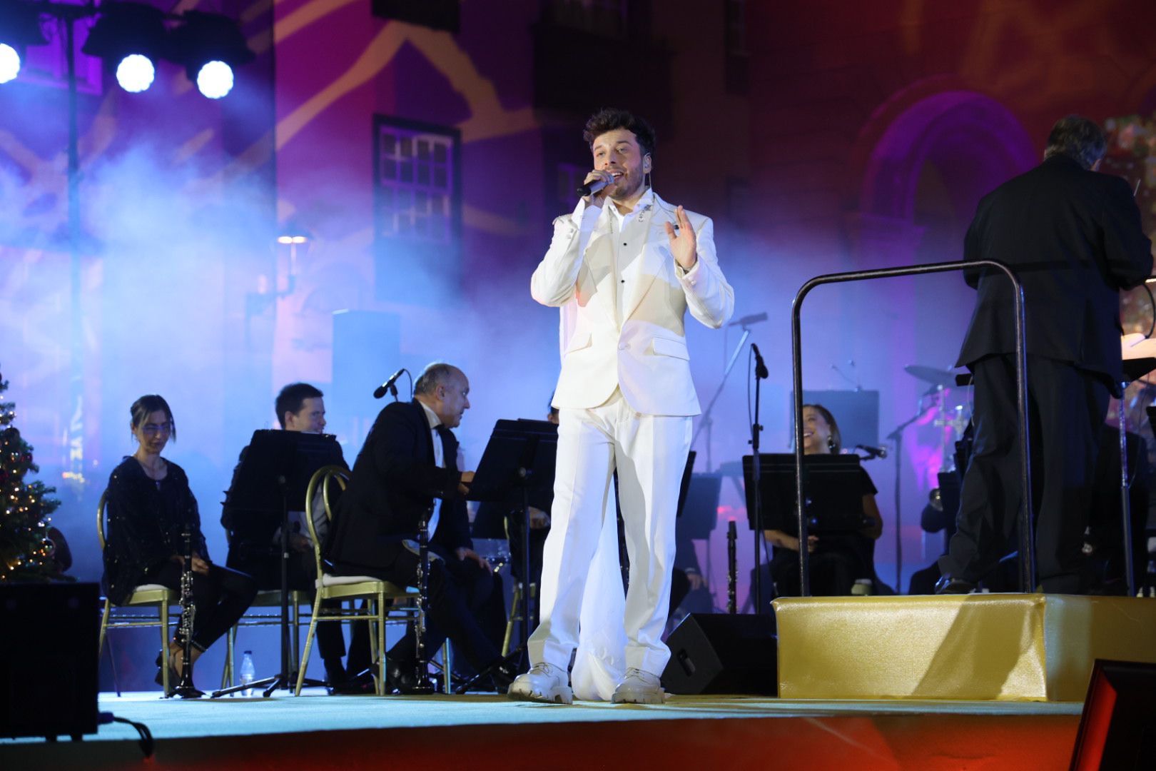 Luces, magia y música en el encendido navideño de la capital