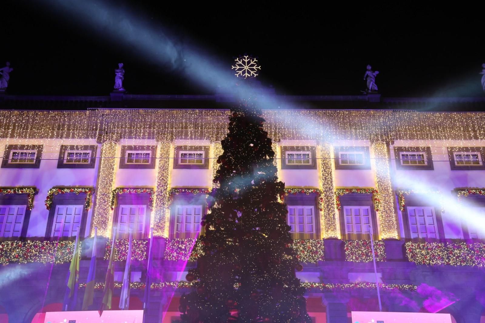 Luces, magia y música en el encendido navideño de la capital