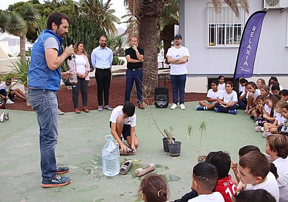 Momento de la plantación ayer por estudiantes de Playa Blanca.