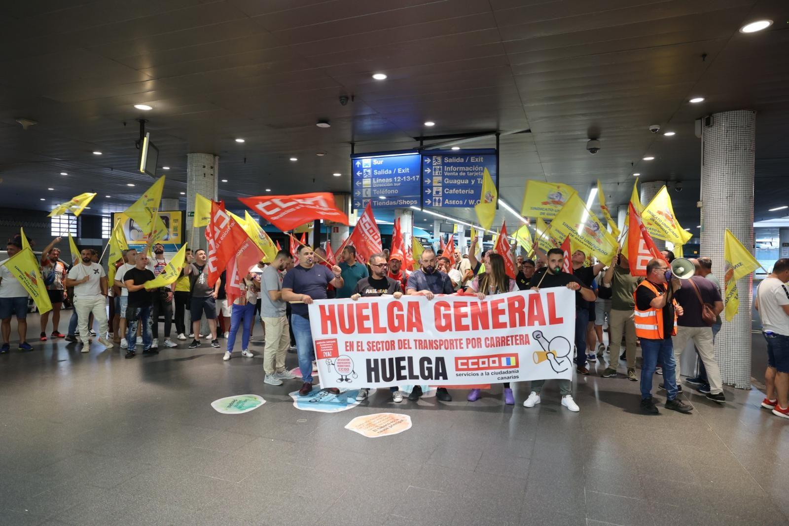 La huelga de transportes de la capital grancanaria, en imágenes