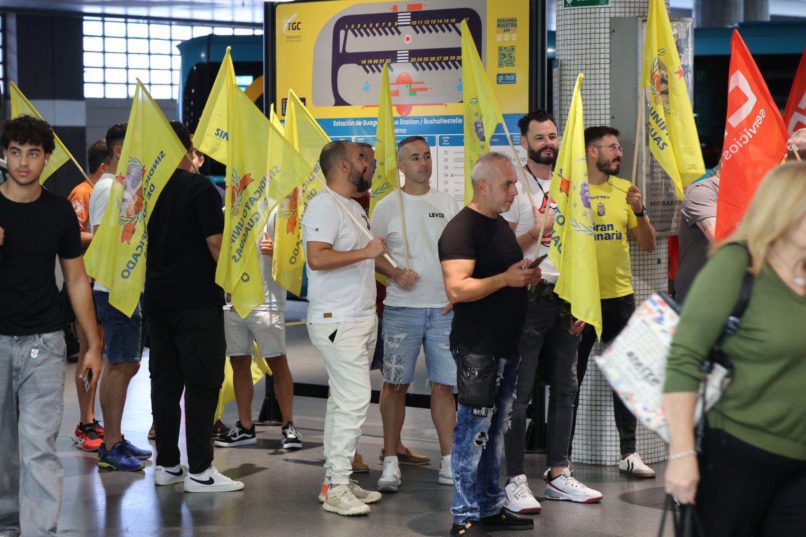La huelga de transportes de la capital grancanaria, en imágenes