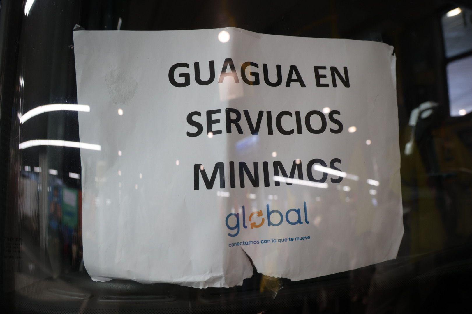 La huelga de transportes de la capital grancanaria, en imágenes