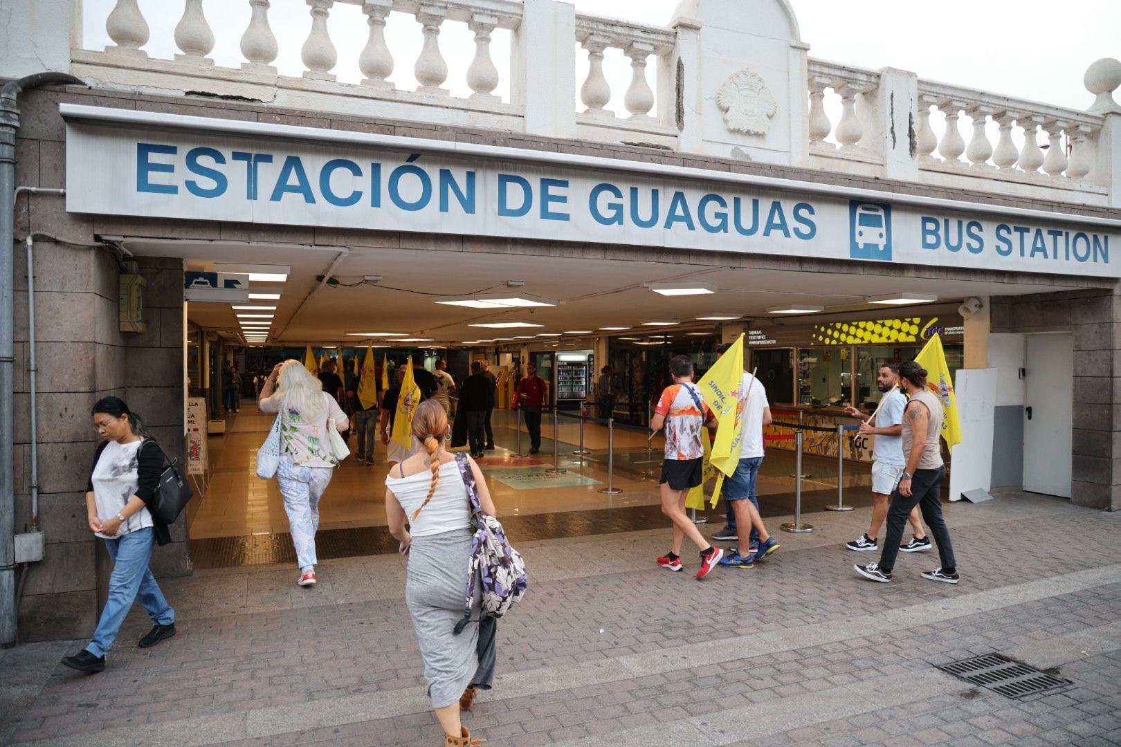 La huelga de transportes de la capital grancanaria, en imágenes