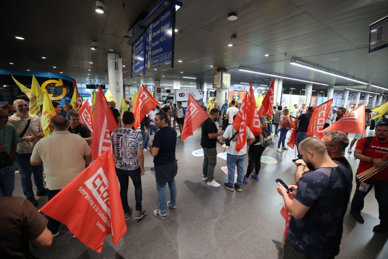 La huelga de transportes de la capital grancanaria, en imágenes
