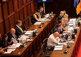 Consejeros de los grupos políticos de la oposición en el último pleno del Cabildo.