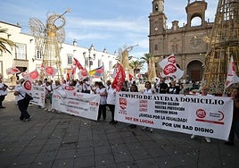Protesta de trabajadores del Servicio de Ayuda a Domicilio del Ayuntamiento de Las Palmas de Gran Canaria, en imágenes