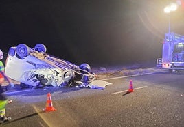 Aparatoso vuelco de un coche en Teguise