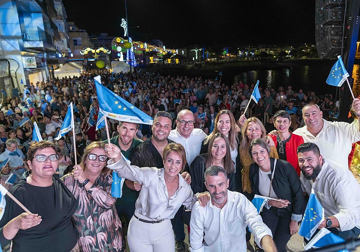 Imagen principal - Multitudinaria bienvenida a la Navidad en Mogán