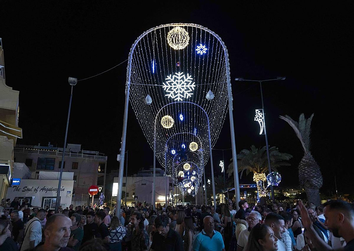 Imagen secundaria 1 - Multitudinaria bienvenida a la Navidad en Mogán