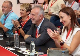 Ángel Víctor Torres junto a Elena Máñez y Nira Fierro.