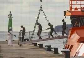 Foto archivo de personas a bordo de cayucos rescatadas en aguas canarias.