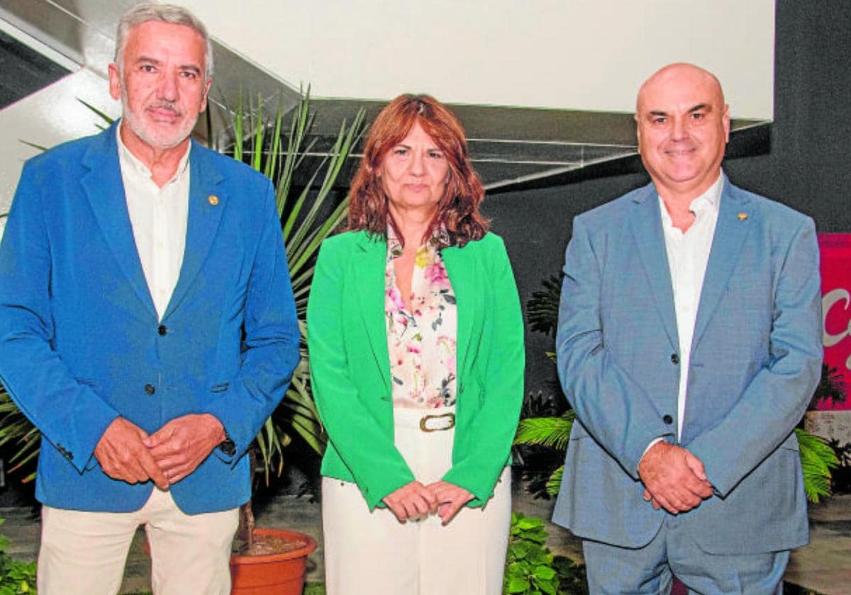 Lluís Serra (i), María del Mar Tavío y Gregorio Rodríguez momentos después del debate electoral en CANARIAS7 el 20 de noviembre.