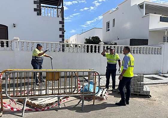 Jacobo Medina supervisando una obra con patrocinio cabildicio.