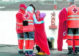 Imagen de archivo de una niña rescatada en el mar y trasladada a Lanzarote por Salvamento.