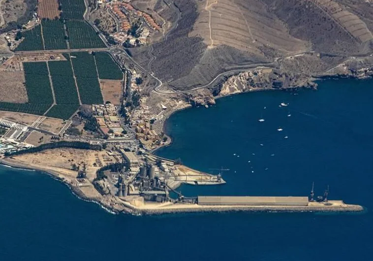 En la foto, vista aérea del muelle. En el vídeo, trabajadores de la cementera y vecinos de El Pajar protestan este miércoles ante el Gobierno de Canarias.