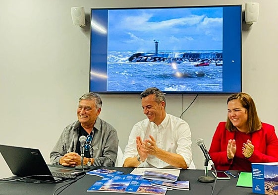 Francisco Suárez, cronista de La Aldea, Víctor Hernández, alcalde del municipio, e Ingrid Navarro, edila de Patrimonio Histórico.