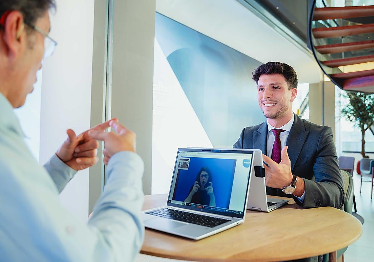 Servicio de videointerpretación en lengua de signos en una oficina de CaixaBank.