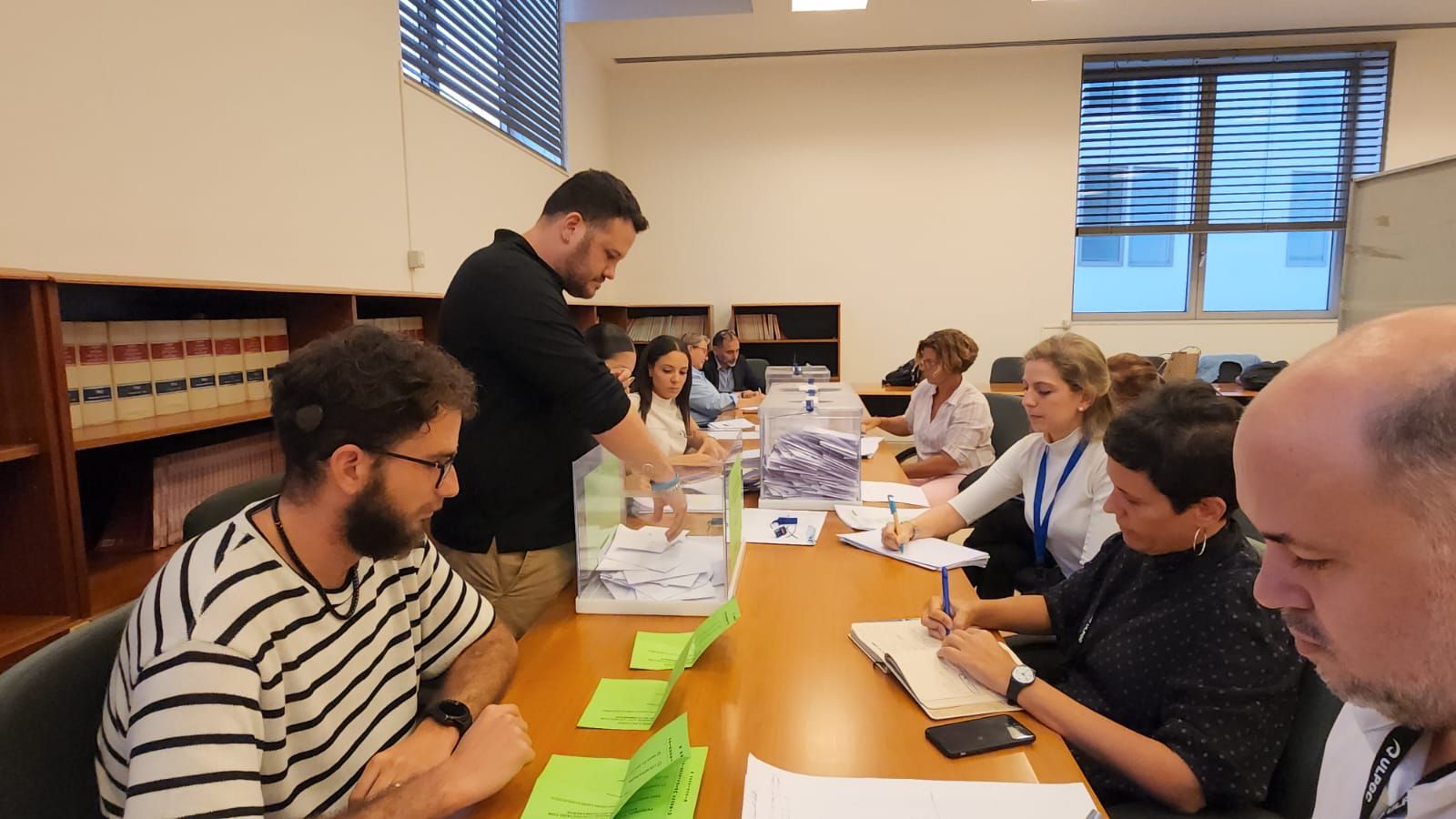 Los equipos técnicos esperan el recuento de votos