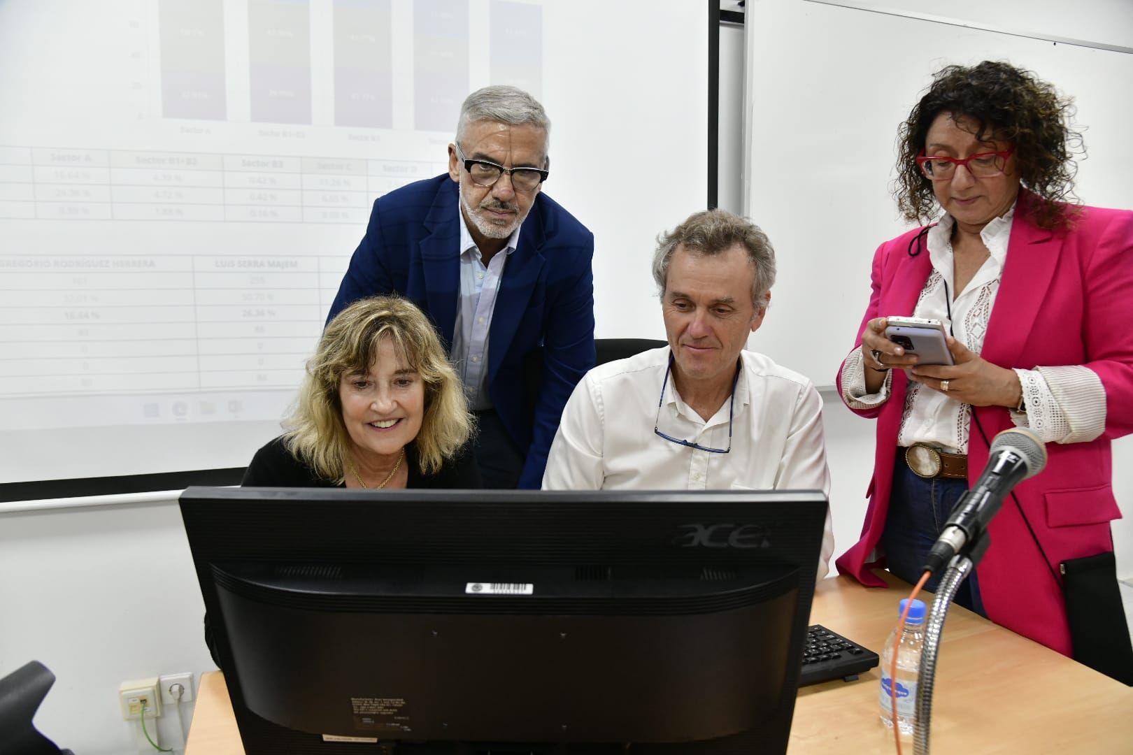 Los equipos técnicos esperan el recuento de votos