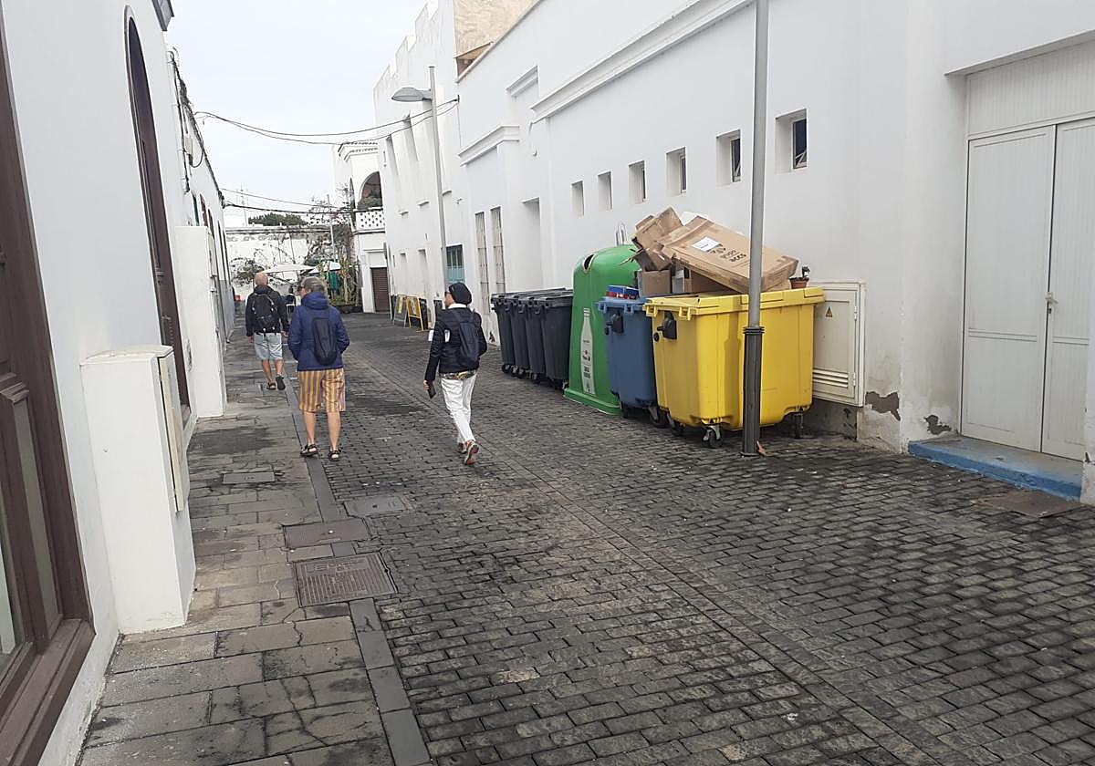 Contenedores de basura, incluidos los dedicados al reciclado, junto al Consistorio.