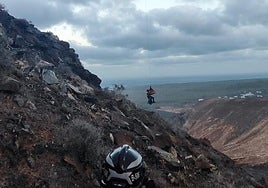 Momento del rescate del parapentista accidentado.