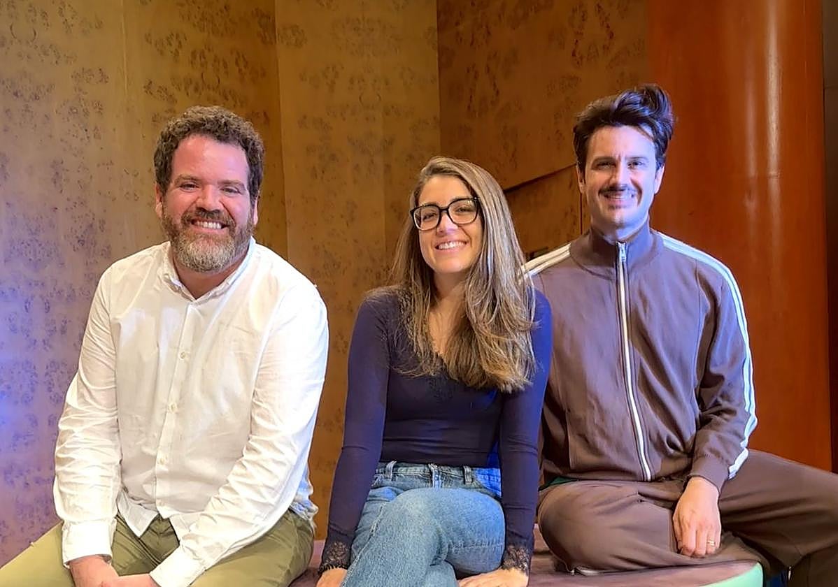De izquierda a derecha, el tenor Manuel Gómez, la pianista Victoria Guerrero y el actor y director de escena José Carlos Campos, antes de un ensayo de 'Viaje de invierno'.