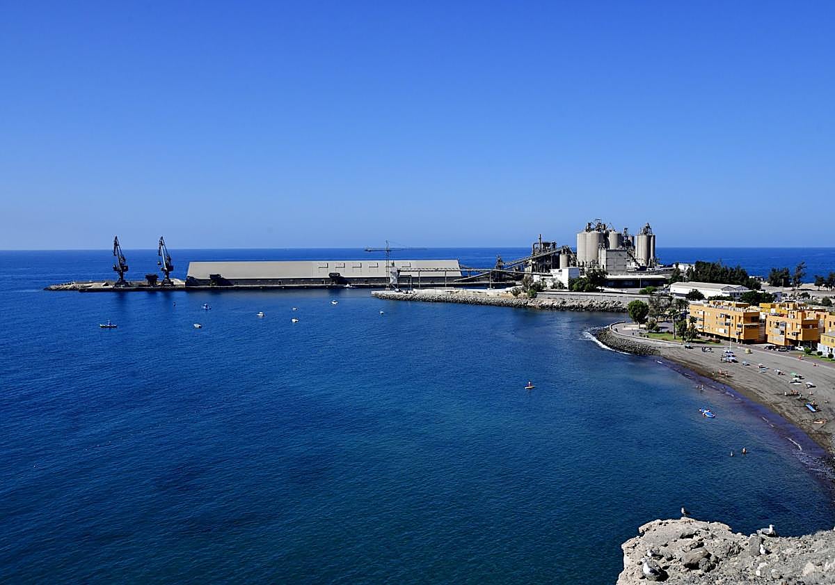 Vista del muelle y las instalaciones de la cementera.