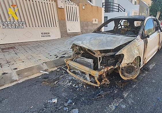 Imagen de uno de los vehículos calcinados.