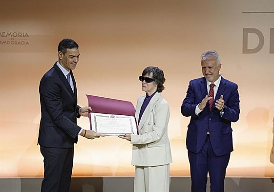 Pedro Sánchez y Ángel Víctor Torres entregan una distinción a Pino Sosa durante el acto institucional del 'Día de Recuerdo y Homenaje a todas las víctimas del golpe militar, la Guerra y la Dictadura'.