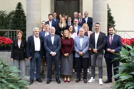 Alcaldes y alcaldesa de los municipios que forman parte de la iniciativa junto a la presidenta del Parlamento de Canarias, Astrid Pérez y el presidente del Gobierno, Fernando Clavijo.