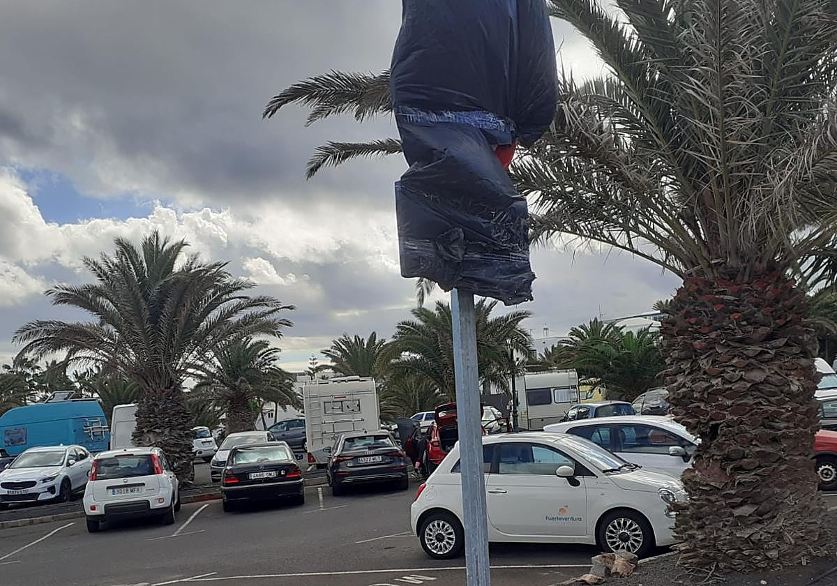 Aparcamiento de Las Cucharas, con abundancia de caravanas y señales por descubrir.