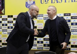 El consejero de Deportes intecambia saludos con el presidente de la UD el pasado martes, poco antes de su histórico viaje a Madrid.