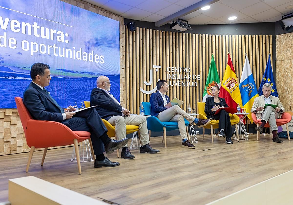 Juan Jesús Rodríguez Marichal, presidente de la Cámara de Comercio y segundo por la izquierda, en el debate del miércoles de la Feria del Empleo y Emprendeduría.